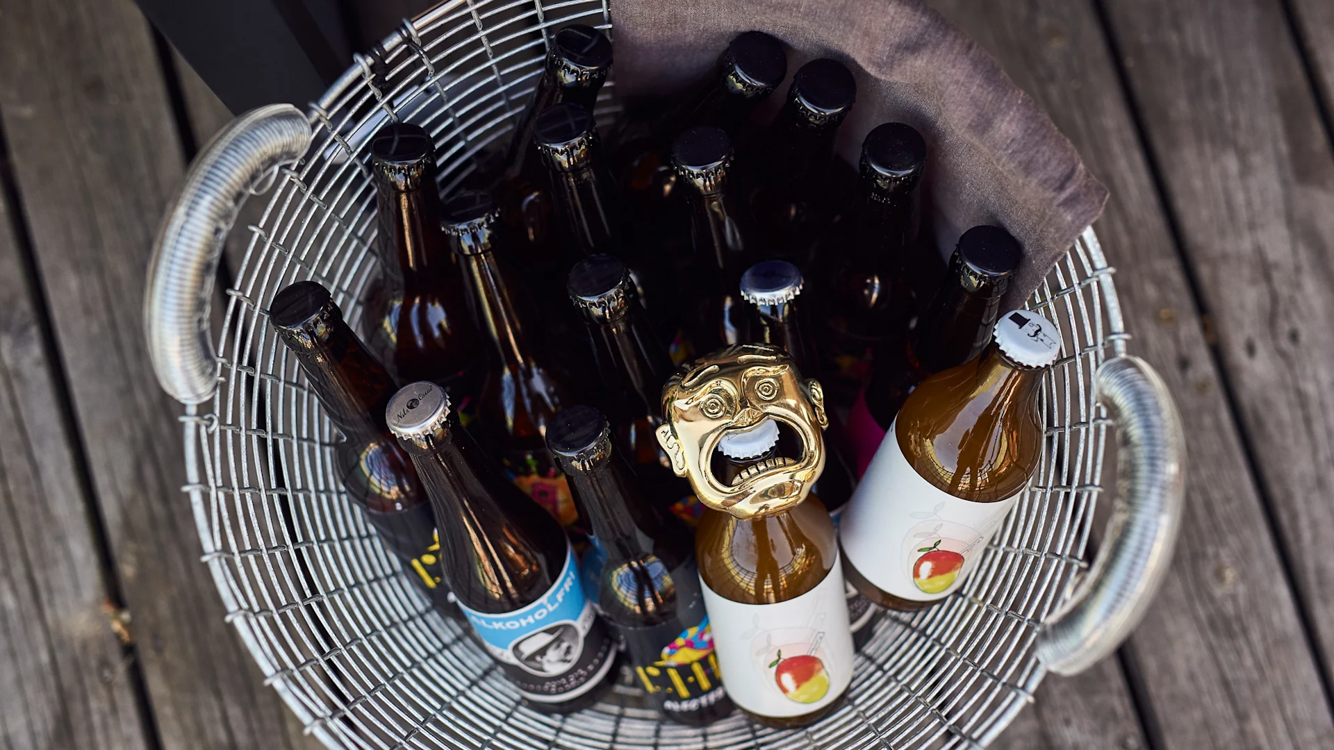 Ett tips på studentfest-dekoration är att ha en korg och fylla med dricka för gästerna att ta av.