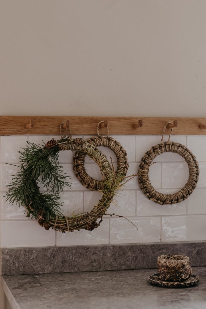 Gör en julkrans av Ernst grytunderlägg vid jul som blir ett perfekt enkelt DIY julpyssel för vuxna och barn. Foto: Johanna Berglund @snickargladjen