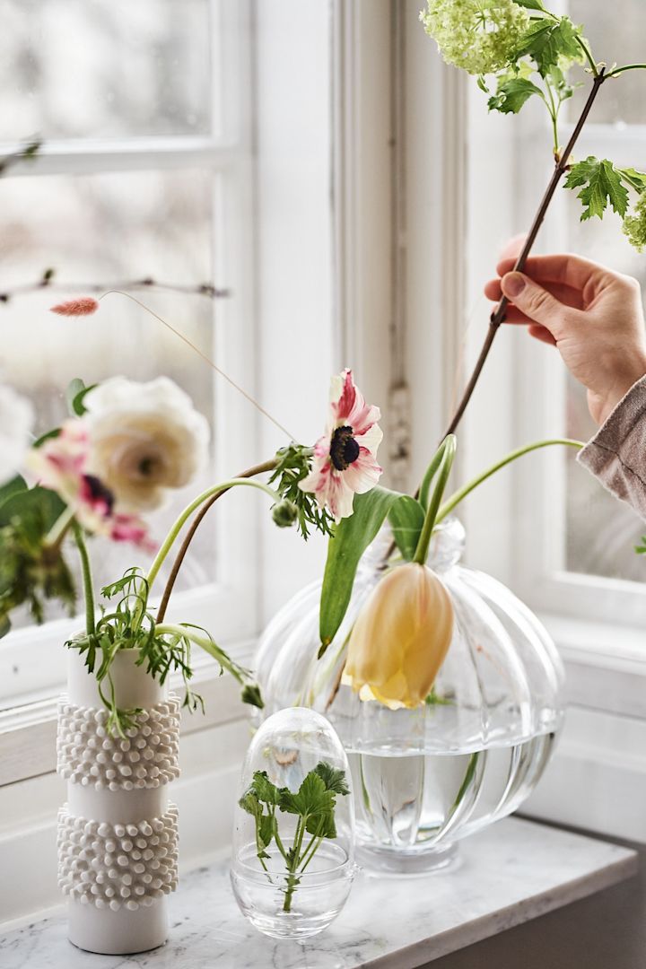 Inredningstips för vardagsrum och sovrum med vaser i klarglas med vårblommor i. 