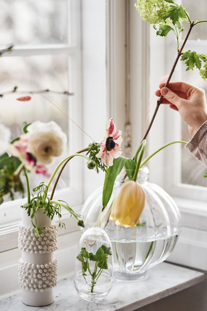 Inredningstips för vardagsrum och sovrum med vaser i klarglas med vårblommor i. 
