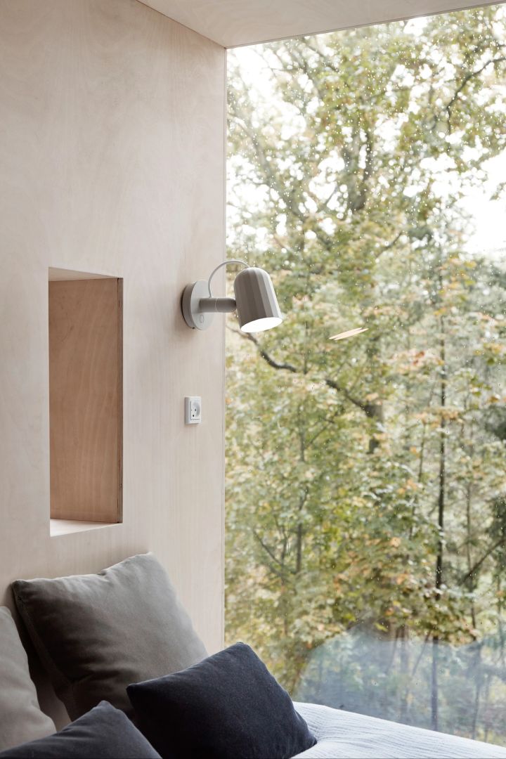 Välj rätt sovrumslampa för ett trivsamt sovrum, som Noc vägglampa från Hay, här i beige i modernt sovrum.