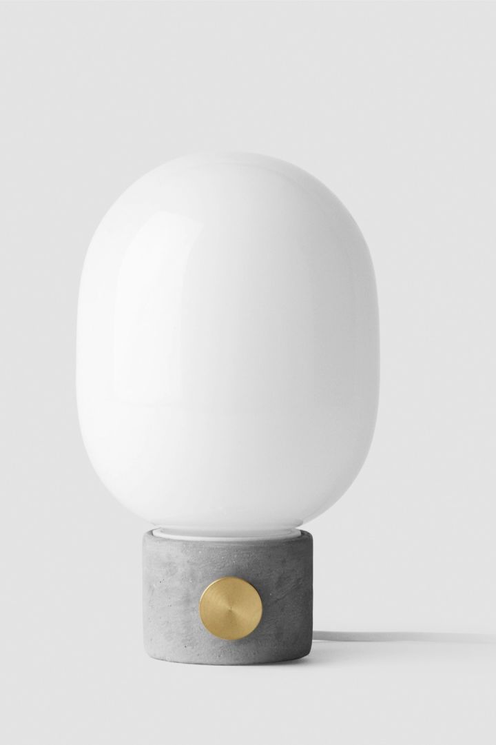 JWDA bordslampa från Menu, här i betong och mässing är ett bra exempel på en skandinavisk designlampa som kombinerar två material riktigt snyggt.