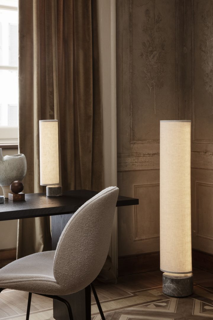 Lys upp din vardag med Unbound golvlampa i Kanvas-grå marmor som är ett belysningstips för hemmet från ikoniska GUBI.