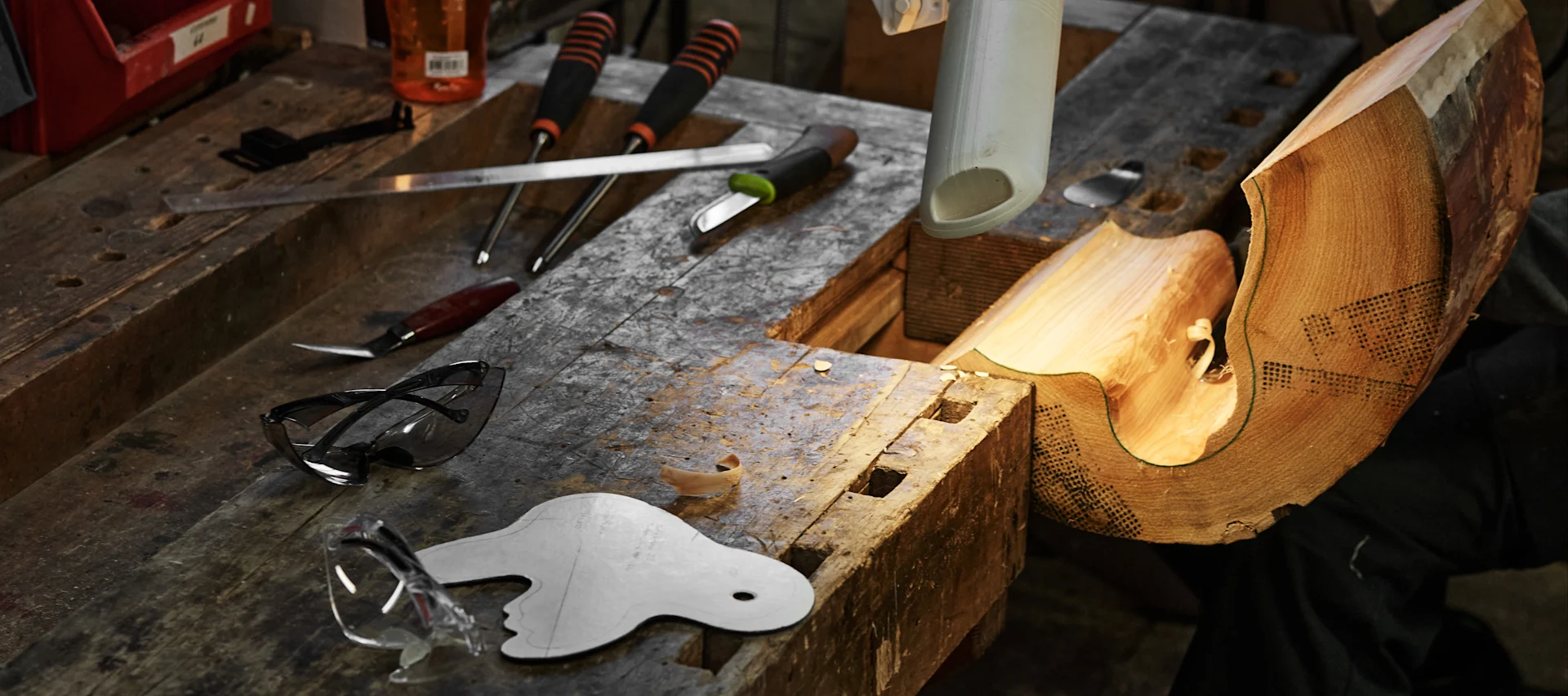 Iittala glasfabrik: en Alvar Aalto träfom slipas. 