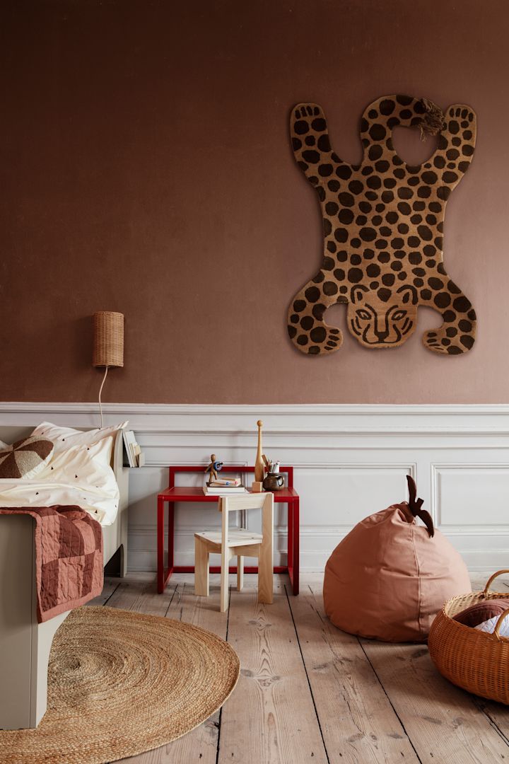 En annan uppskattad möbel att inreda barnrum med är en bean bag, perfekt för mysiga stunder och samtidigt en dekorativ detalj. Här Pear bean bag i färgen dusty rose från Ferm Living.