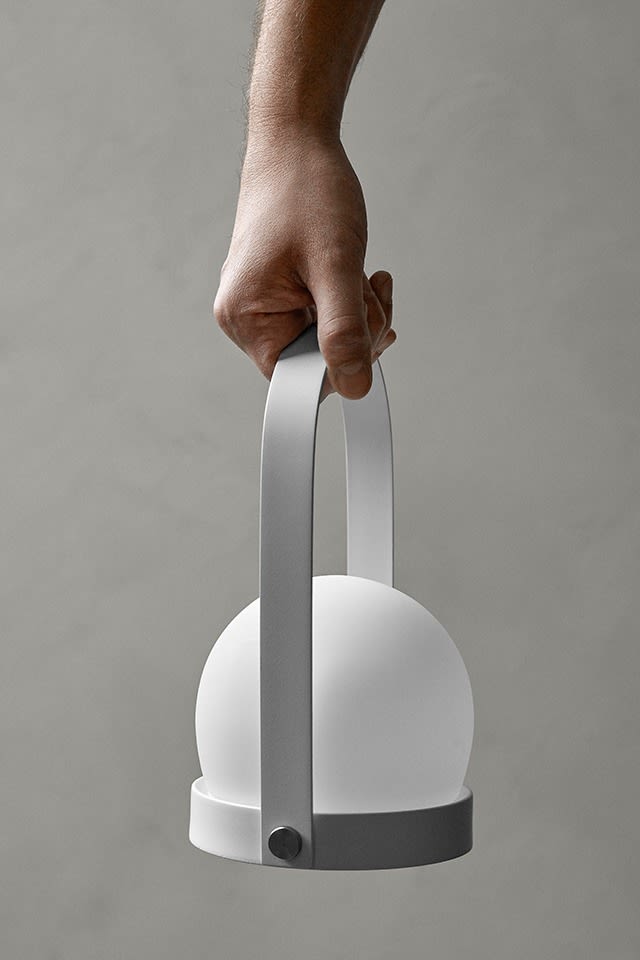 Carrie bordslampa från Menu är en portabel, laddbar bordslampa i skandinavisk design.
