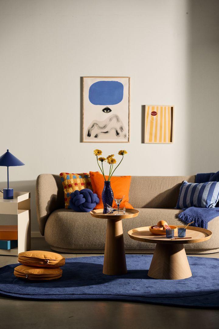 Inred enligt inredningstrender 2024 och använd mycket färg och mönster, mixa & matcha. Här ett vardagsrum med blå. orange och gul inredning. 