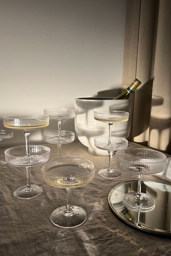 Ripple champagneglas 2-pack från Ferm Living är den perfekta bröllopsgåvan för brudparet som gillar bubbel!