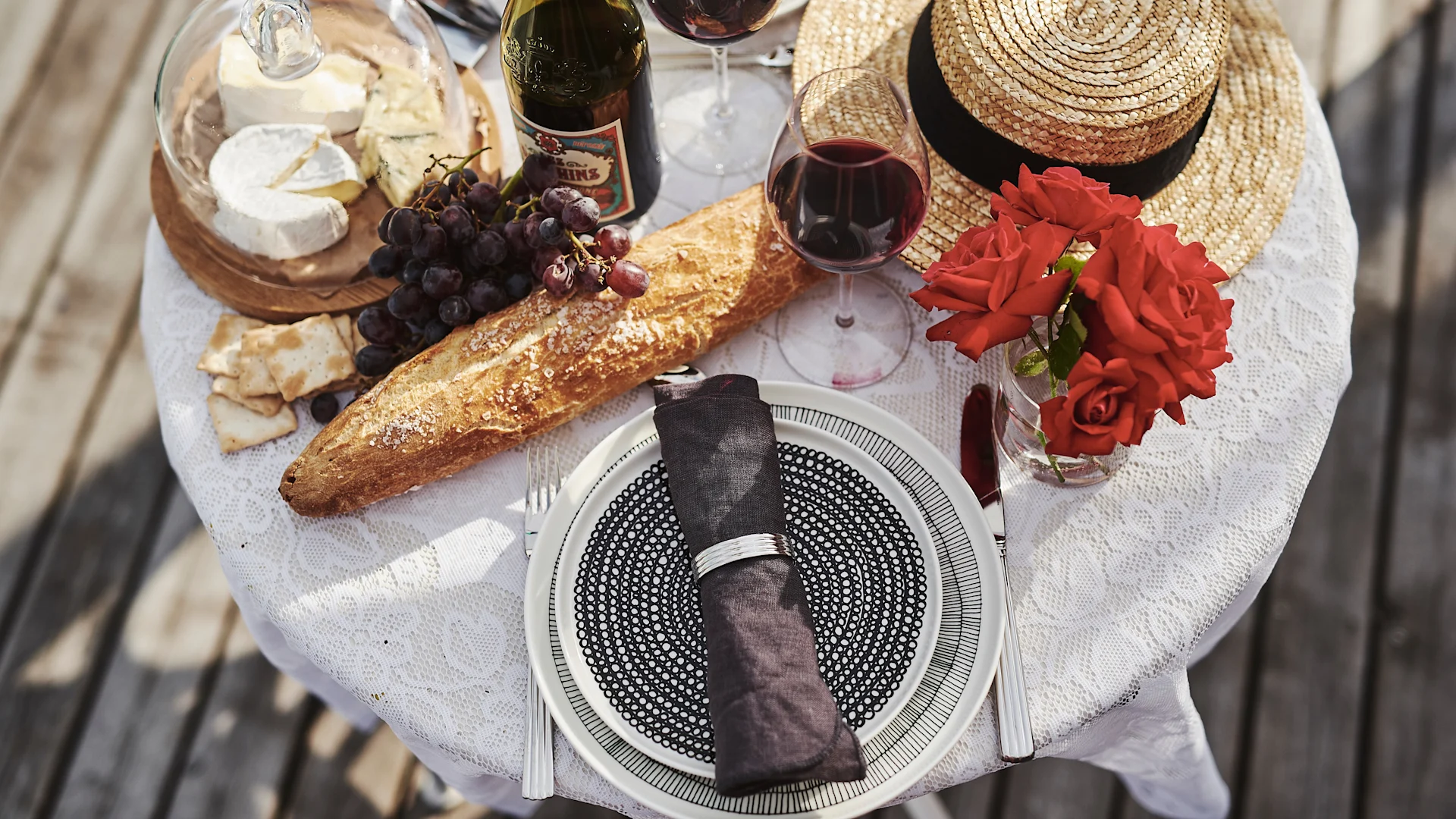 De svart-vita Siirtolapuutarha tallrikarna från Marimekko matchas med Bernadotte bestick från Georg Jensen.