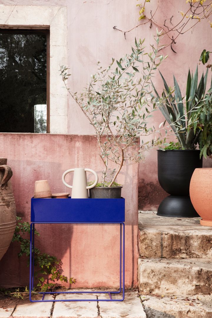 Plant box i koboltblått från Ferm Living är en stor kruka på stativ i metall och fungerar både till växter och blommor men även som förvaring av exempelvis trädgårdstillbehör.