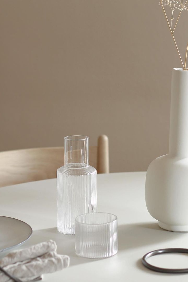 Stilrena och trendiga Ripple karaff med matchande l�ågt glas i klarglas från Ferm Living är en av våra 12 tips på julklappar för dig som är ute i sista sekunden! Foto: @b.wohnbar