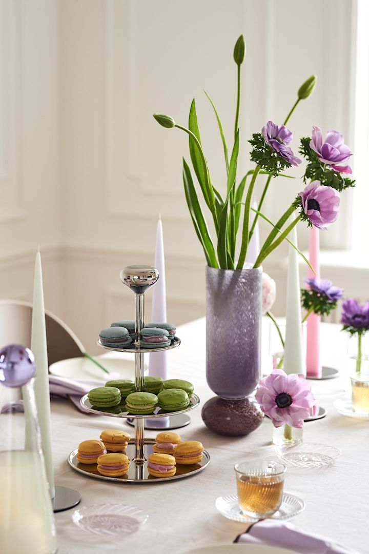 Skapa vackra festdukningar genom lekfullt porslin och detaljer från HAY, vacker lila vas från Broste Copenhagen och tårtfat från Georg Jensen.
