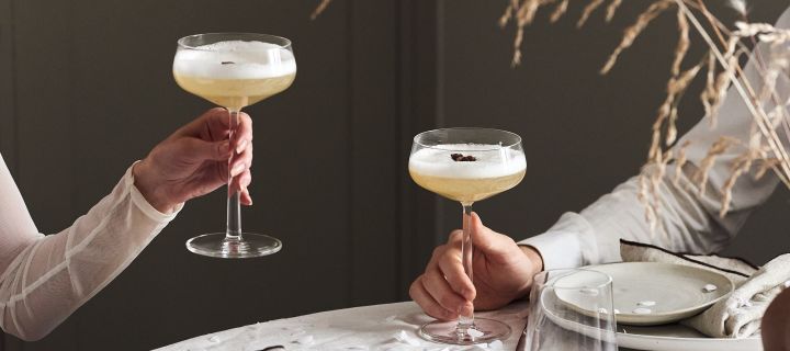 4 festliga & enkla drinkar till nyår - här ser du en lyxig fläderdrink i Essence Cocktailglas från Iittala.