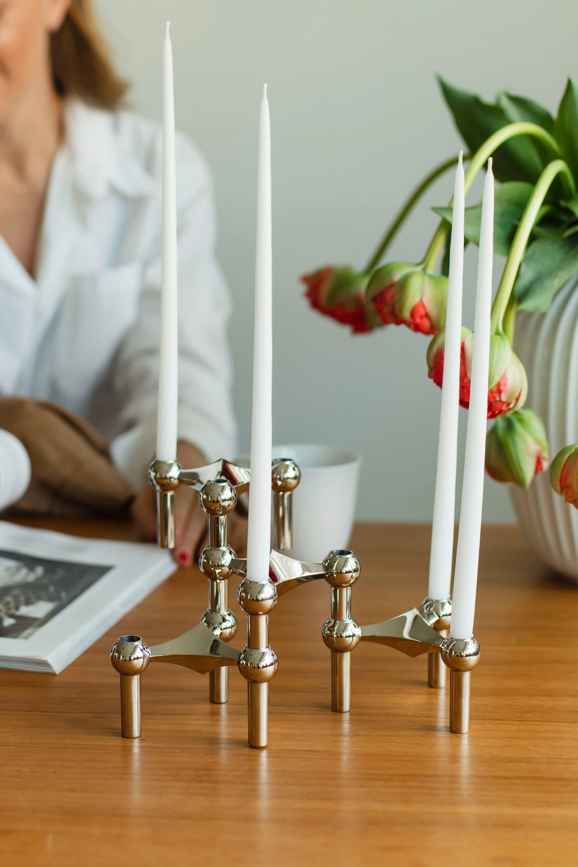 Tidlösa designklassikern Stoff Nagel ljusstake i krom hemma hos Ebba Kleberg von Sydow.