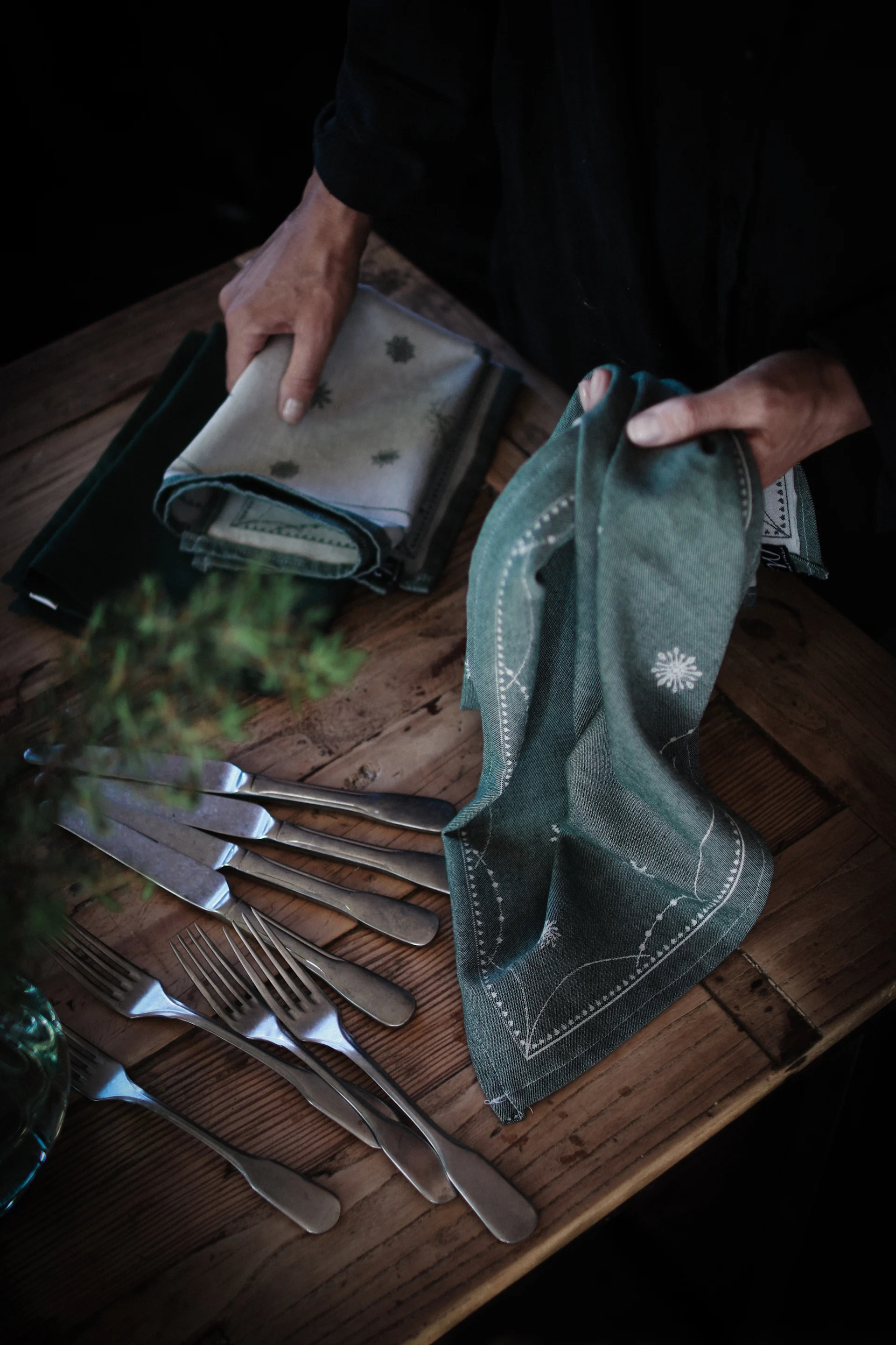 Ett bord med bestick och servetterna Julemorgen från Wik & Walsøe.