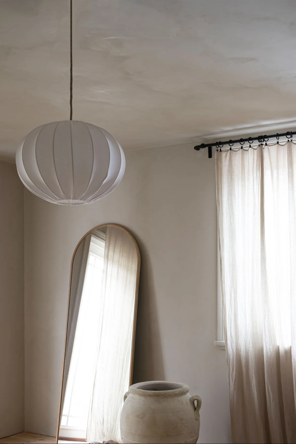 Boll taklampa från Watt & Veke är en vit, stor taklampa med oval skärm i tyg. Denna taklampa passar utmärkt att använda som sovrumslampa då den sprider bra med ljus över hela rummet samtidigt som den ger ett mjukt och behagligt sken.