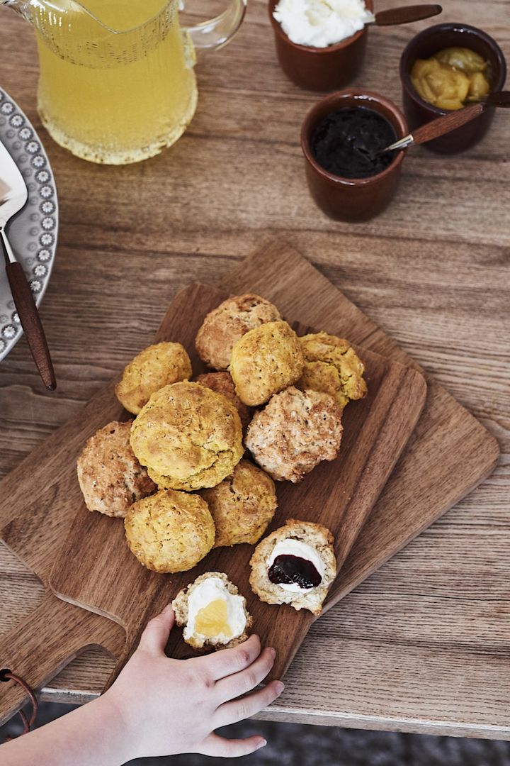 Gästerna bjuds på gyllene scones serverade på skärbräda i valnöt från House Doctor. 