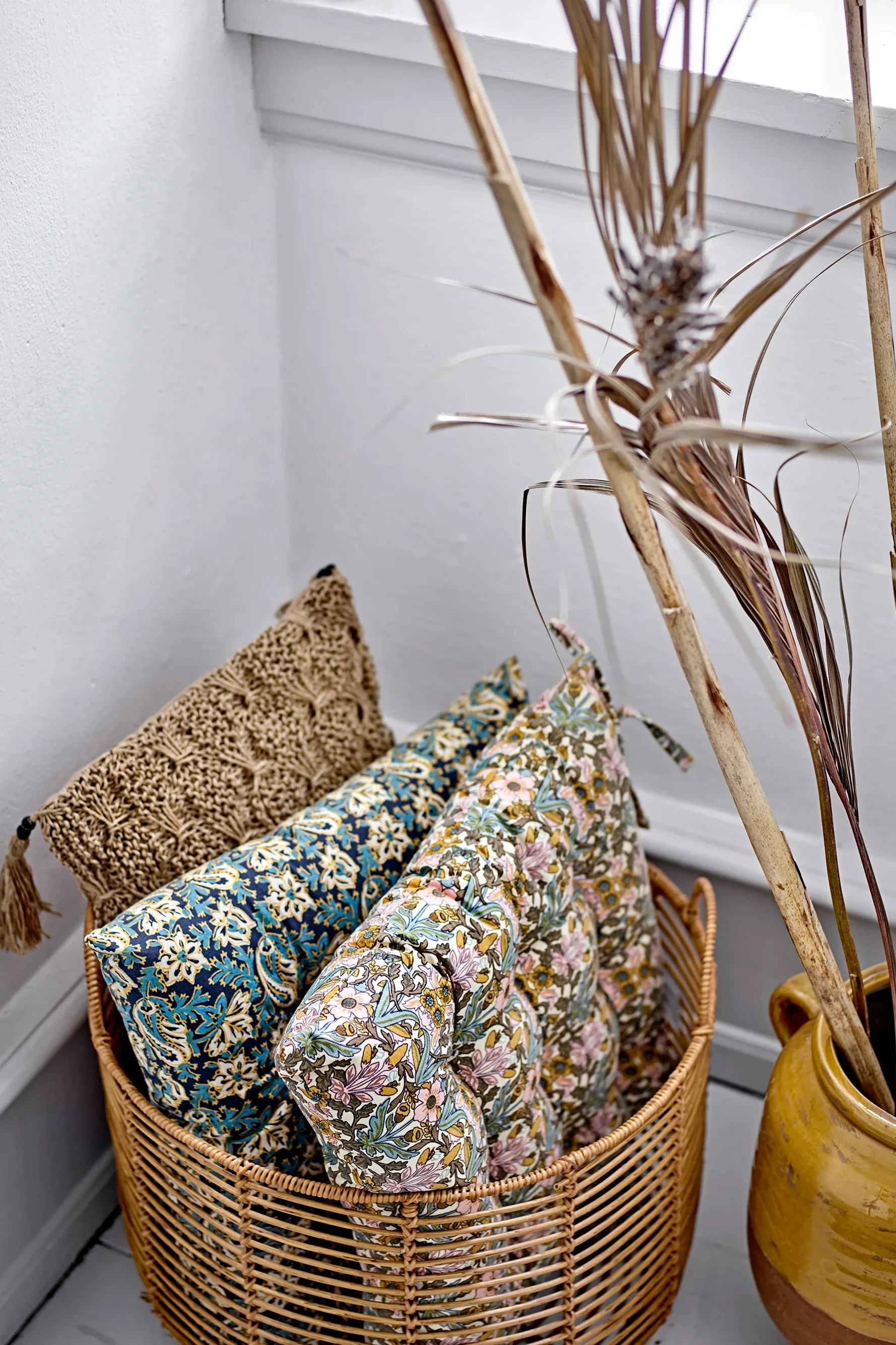 Förvaring är viktigt på balkongen, en hylla kan rymma krukor och växter medan korgar kan rymma kuddar och plädar. Har du en större balkong kan en dynbox vara praktisk för större utomhusdynor. Här Mekkel förvaringskorg i rotting, perfekt för mindre stolsdynor.