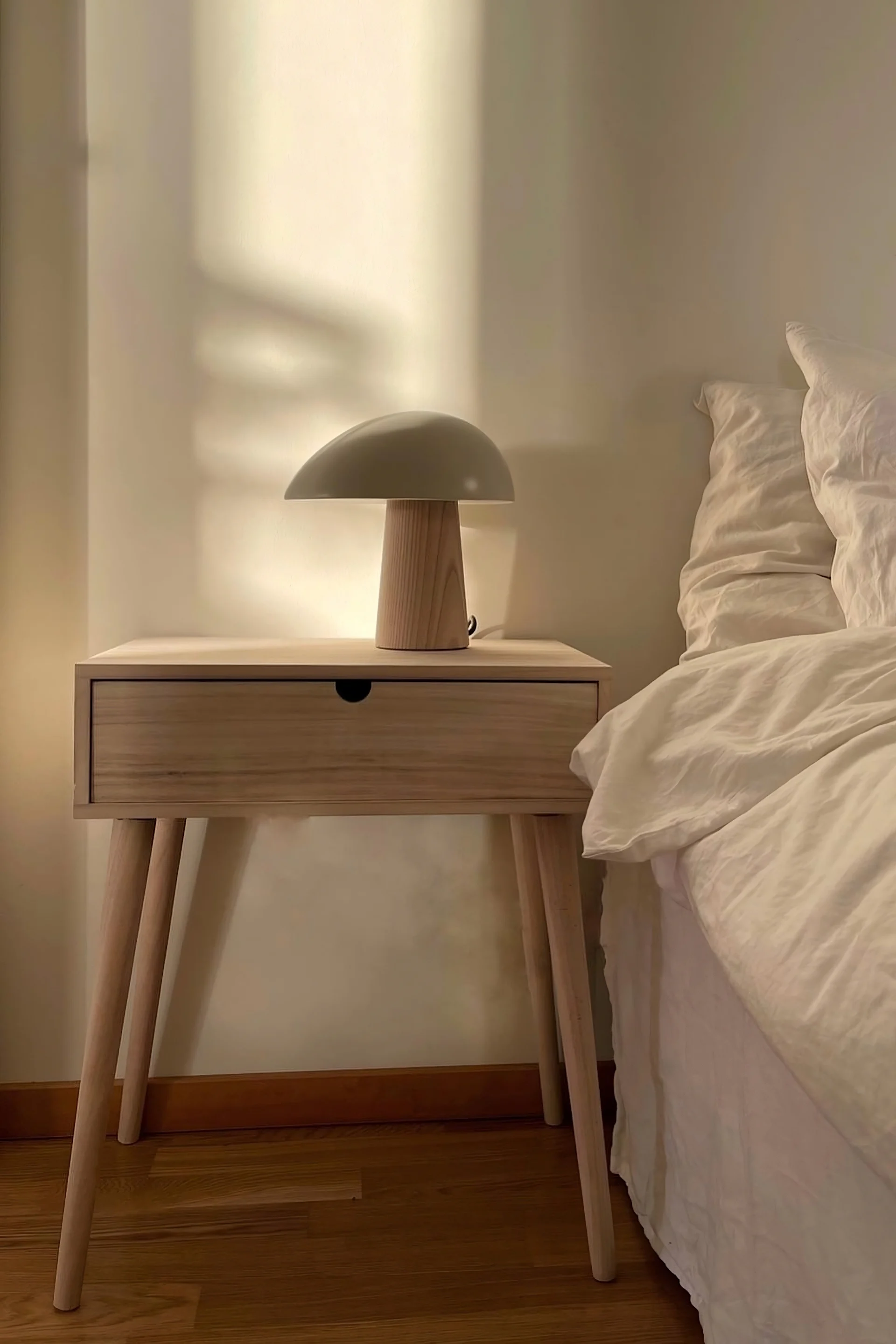 Enkel inredning är perfekt för Feng Shui. @homebyhanna har ett enkelt nattduksbord i trä bredvid sin säng med Fritz Hansens bordslampa Night Owl på.