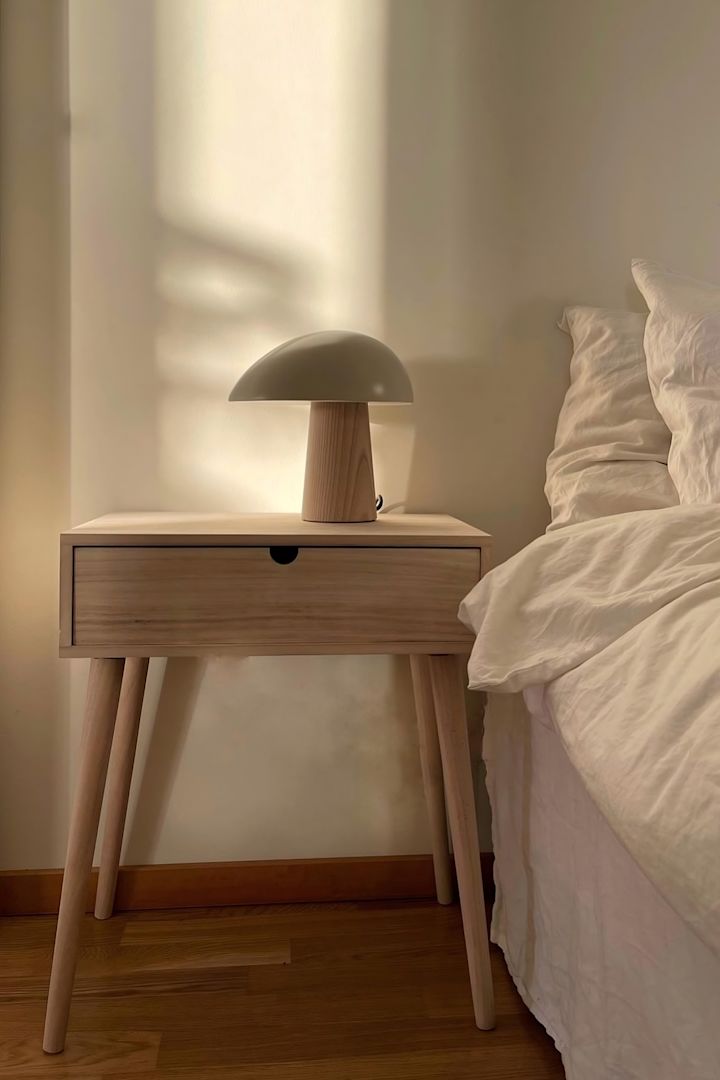 Enkel inredning är perfekt för Feng Shui. @homebyhanna har ett enkelt nattduksbord i trä bredvid sin säng med Fritz Hansens bordslampa Night Owl på.