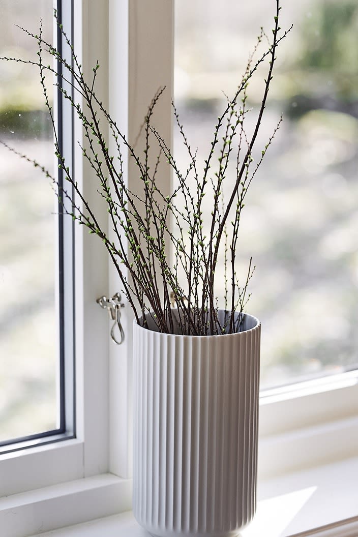 Lyngby Porslin vit vas är perfekt för några enstaka kvistar på fönsterbrädan i matplatsen. 