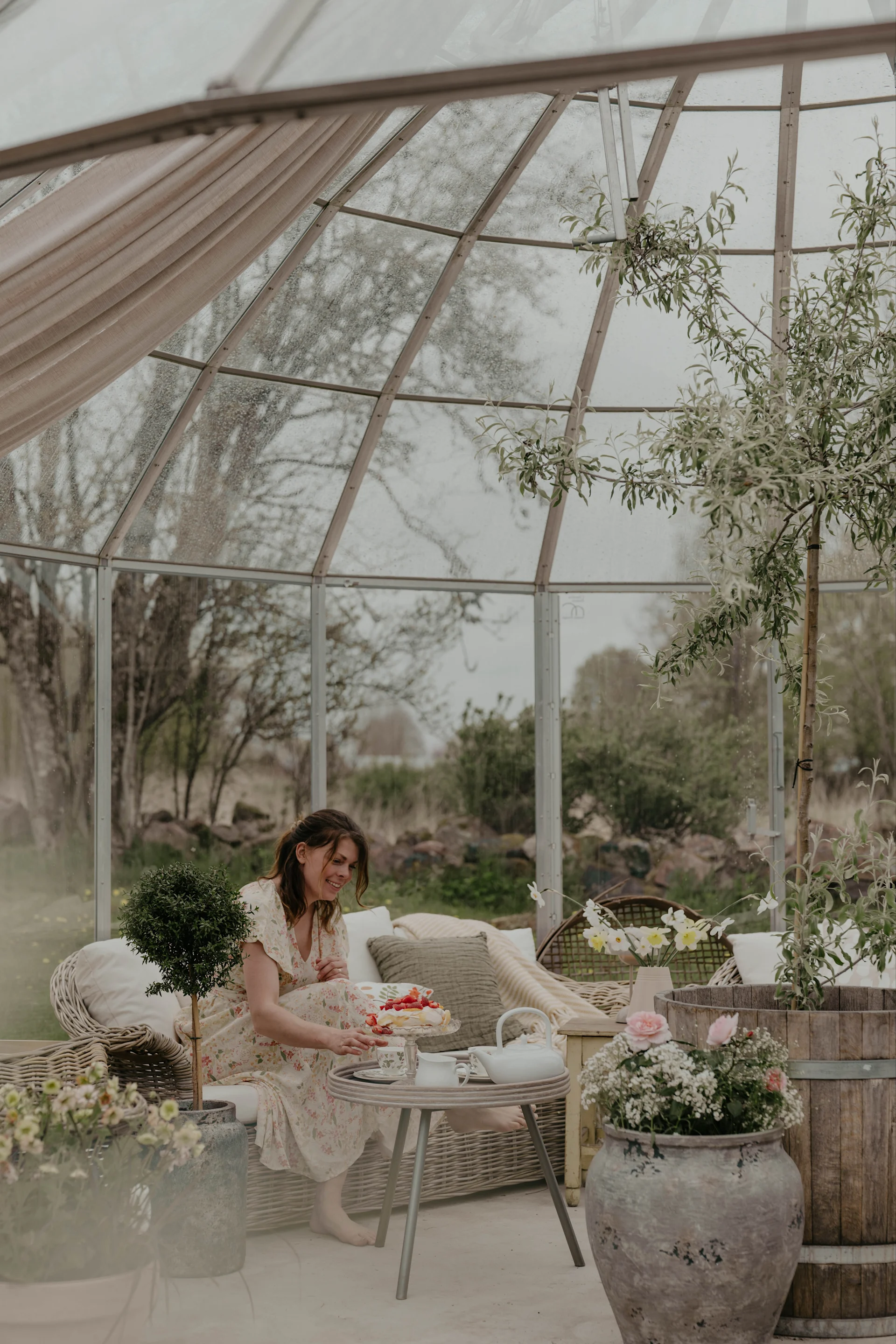 Inspireras av Johanna Berglunds bästa tips när man vill inreda växthus som ett vardagsrum genom krukor, mysiga textilier och portabel belysning. @snickargladjen