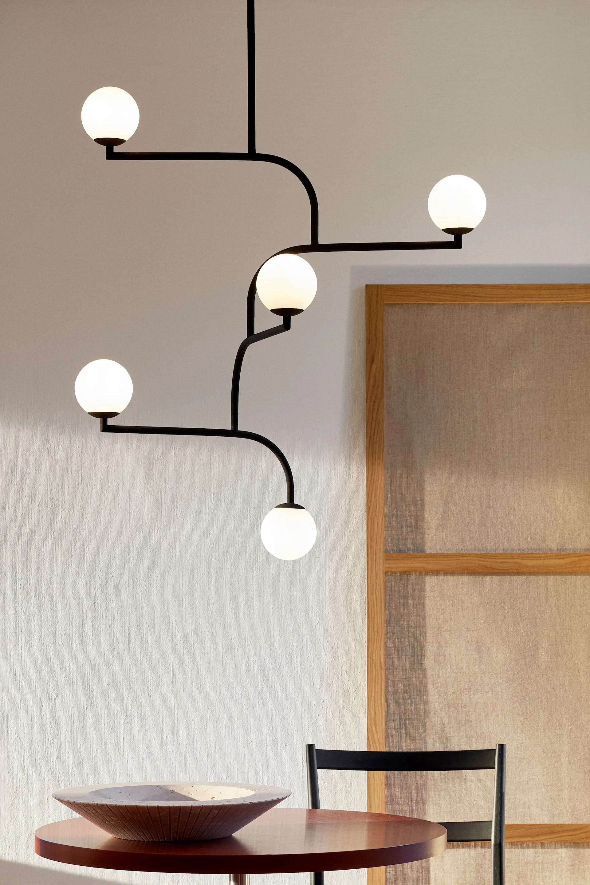 11 snygga taklampor att inreda ditt hem med - här ser du Mobil 100 taklampa från Pholc.