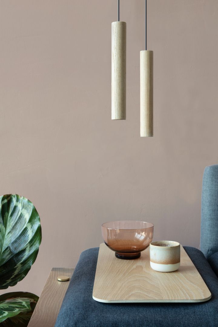 Taklampan Chimes från Umage har en stilren och minimalistisk design med en cylinderformad skärm tillverkad i ek.