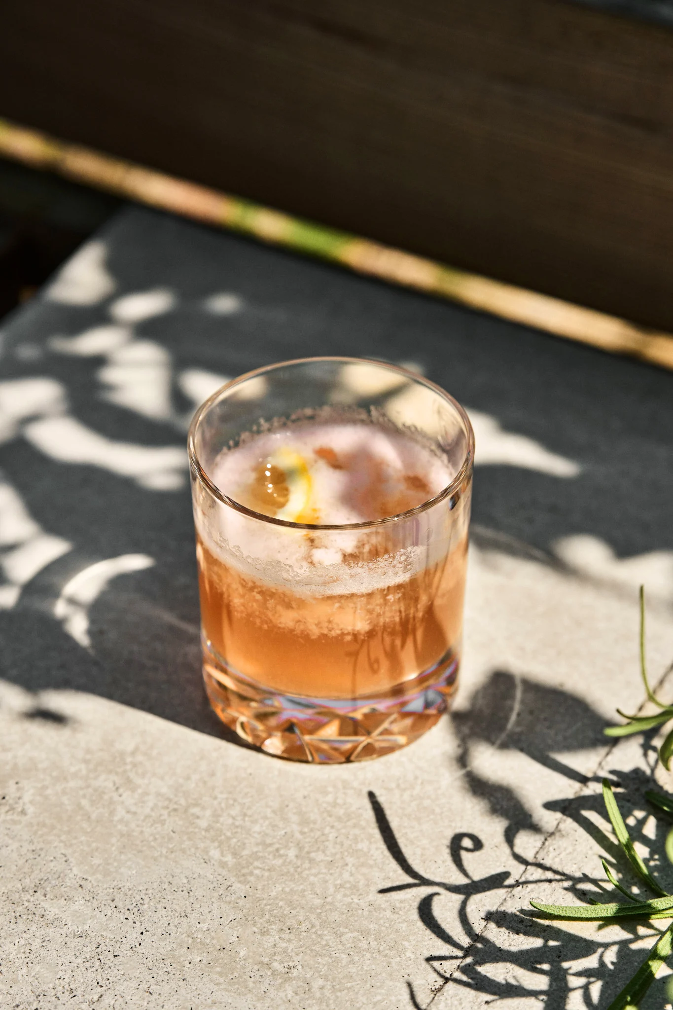 Prova en ovanlig mocktail - Peachy Herb Fizz, som här serveras i ett Carat Old Fashioned-glas från Orrefors.