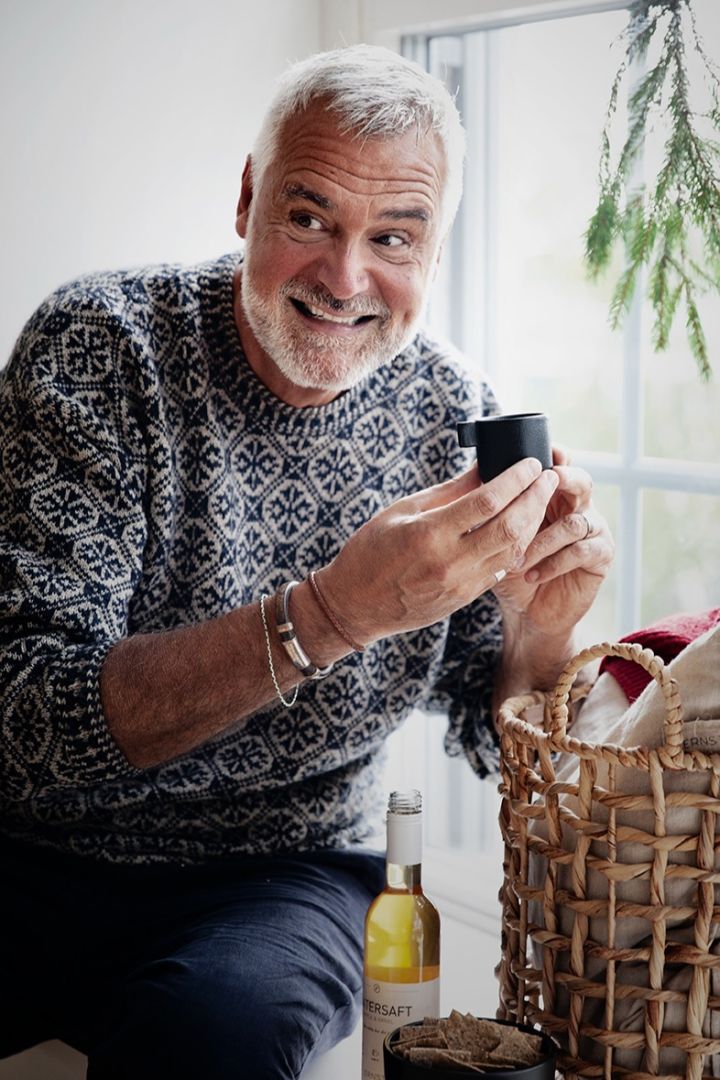 Bild på formgivaren och Tv-personligheten Ernst Kirchsteiger i juletider i intervju med Nordic Nest. 