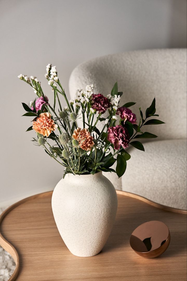 Den bästa vasen för blommor med höga stjälkar är en hög smal vas som denna Knabstrup-vas från Knabstrup Keramik. 