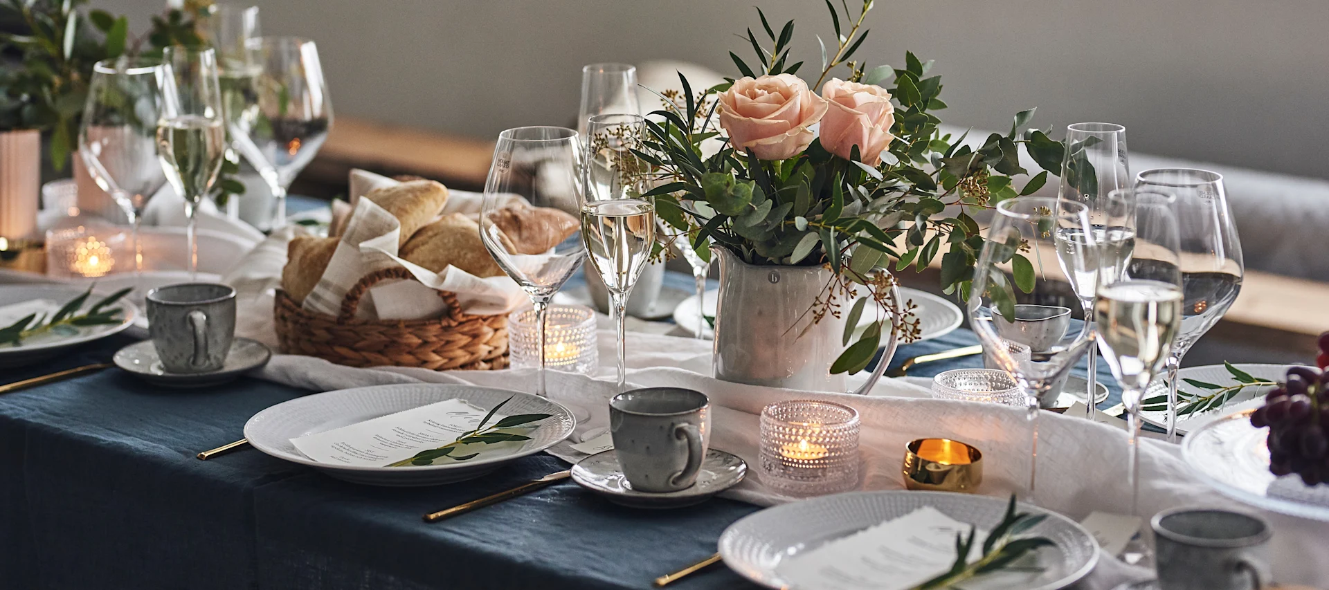 En enkel och elegant bröllopsdukning i svala färger.