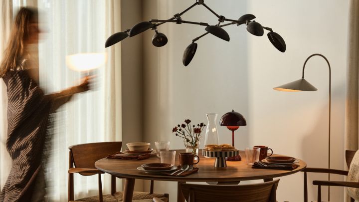 Ett vardagsrum med flera tända lampor i samma färgtemperatur visar på hur du får en enhetlig känsla i rummet med en färgtemperatur på alla lampor. 