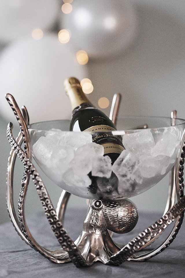 Champagneskål i med stativ formen av en bläckfisk är en festlig detalj till nyårsdukningen. 