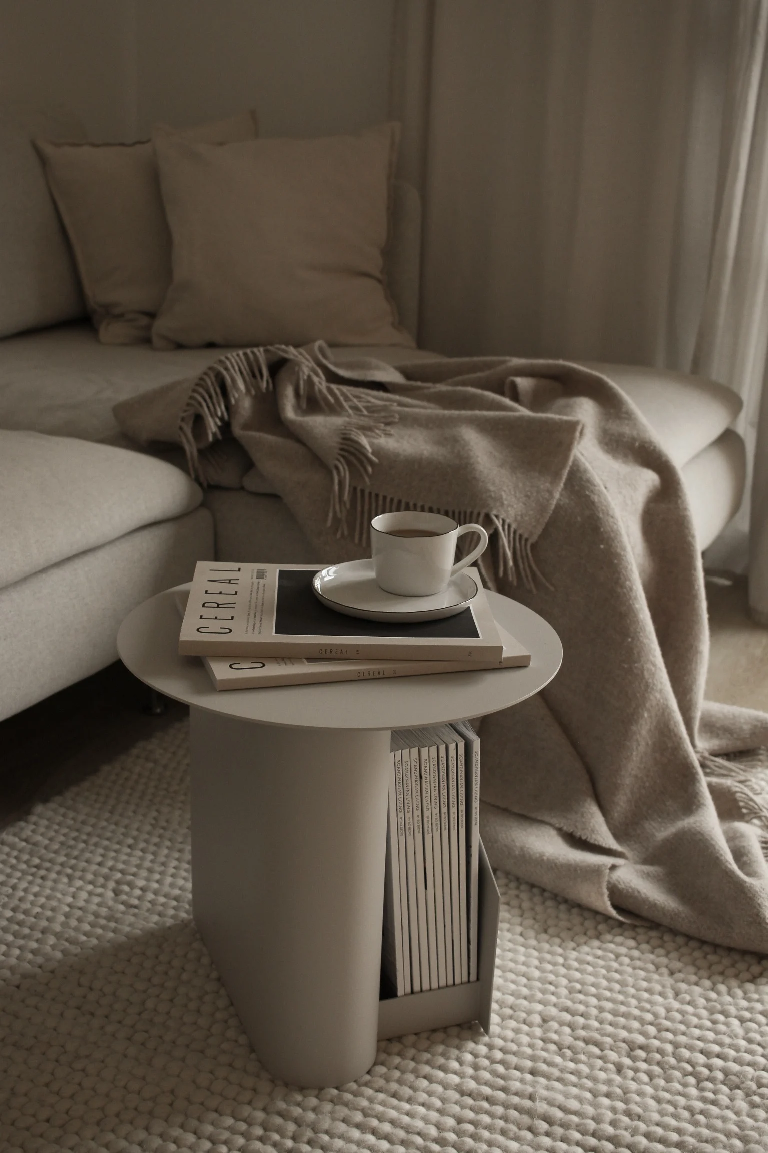 Praktiska och stilrena Sentrum sidobord i grått från Woud hemma hos influencern @tamaraxhome är tips på snygga sidobord att inreda hemmet med.