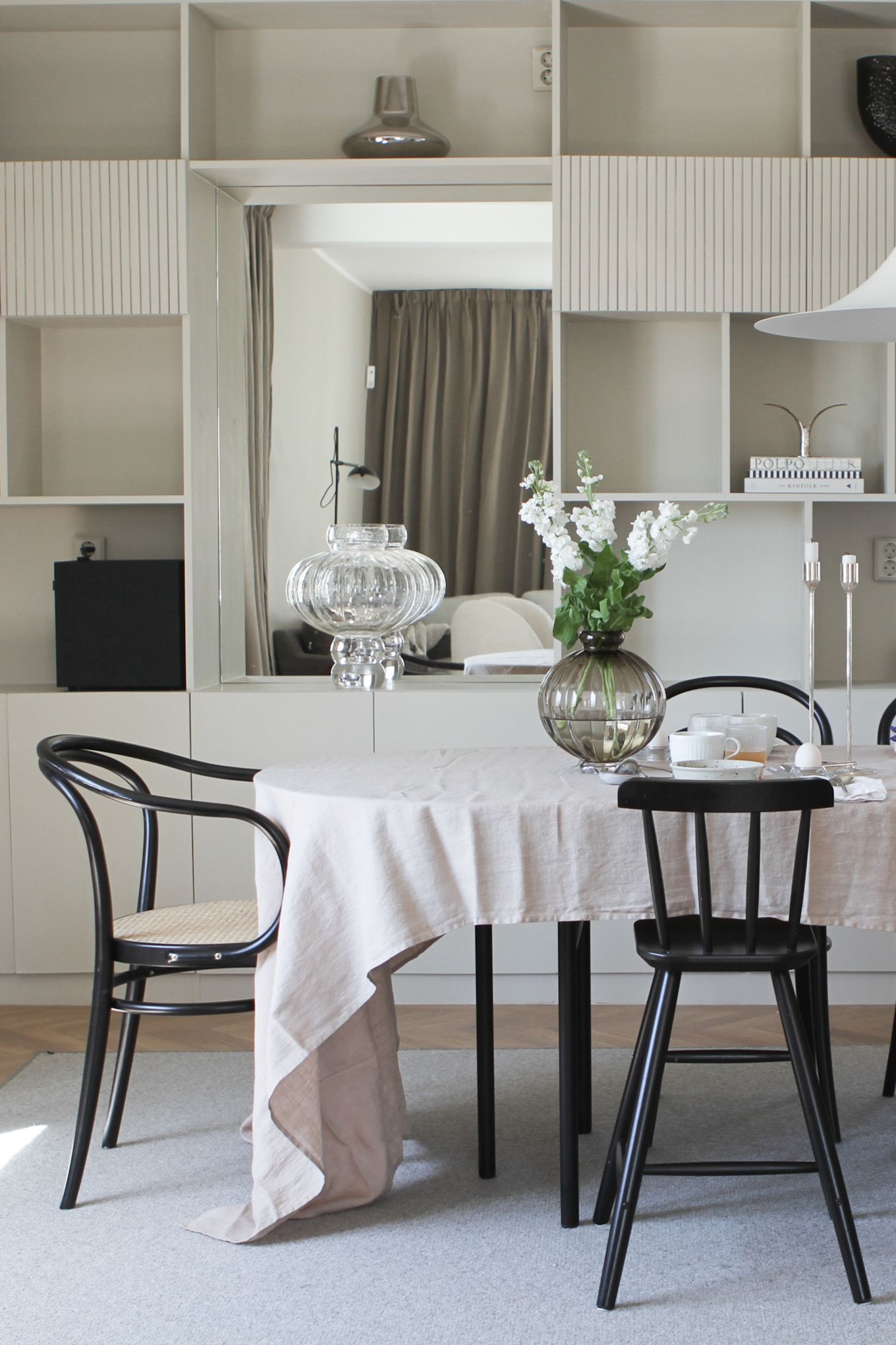 Matplatsen har Moe of Sweden renoverat och inrett med Snaregade bord från Menu och linneduk från Himla.