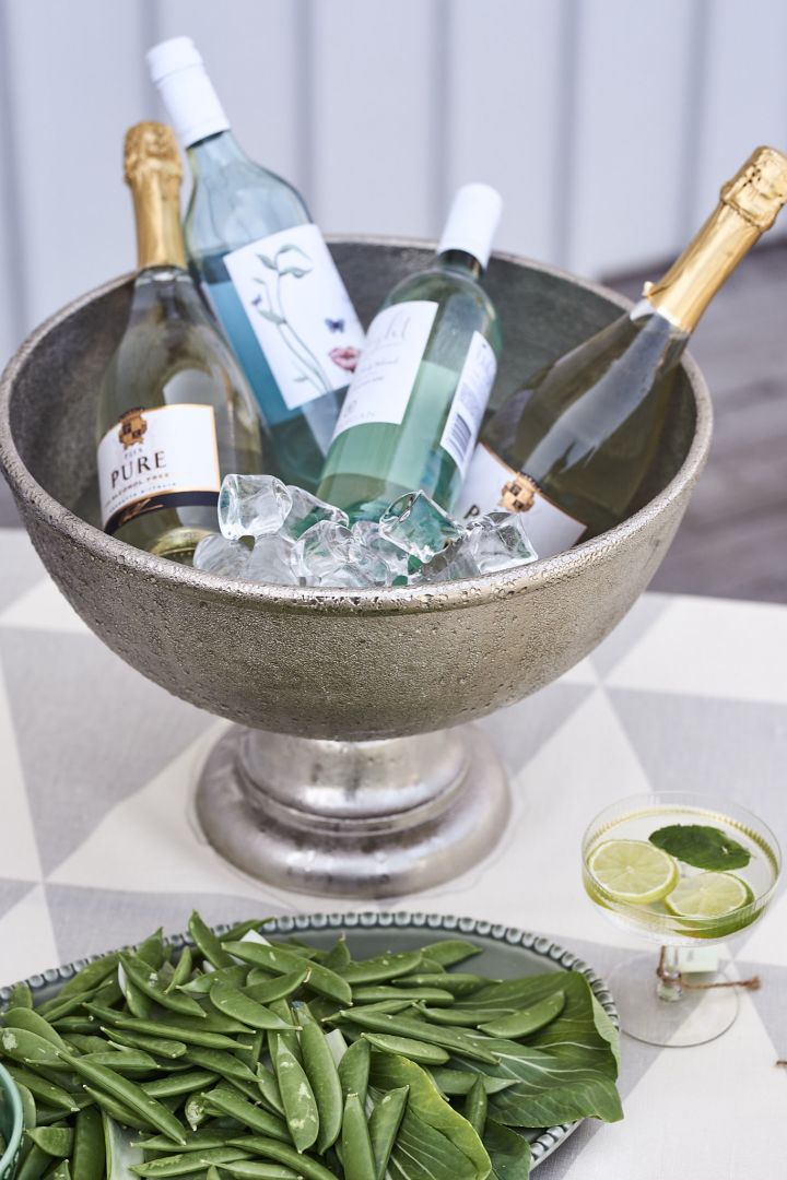 Champagne-och vinkylare från House Doctor står på sommarfestens drinkbord fylld med dryck och is. 
