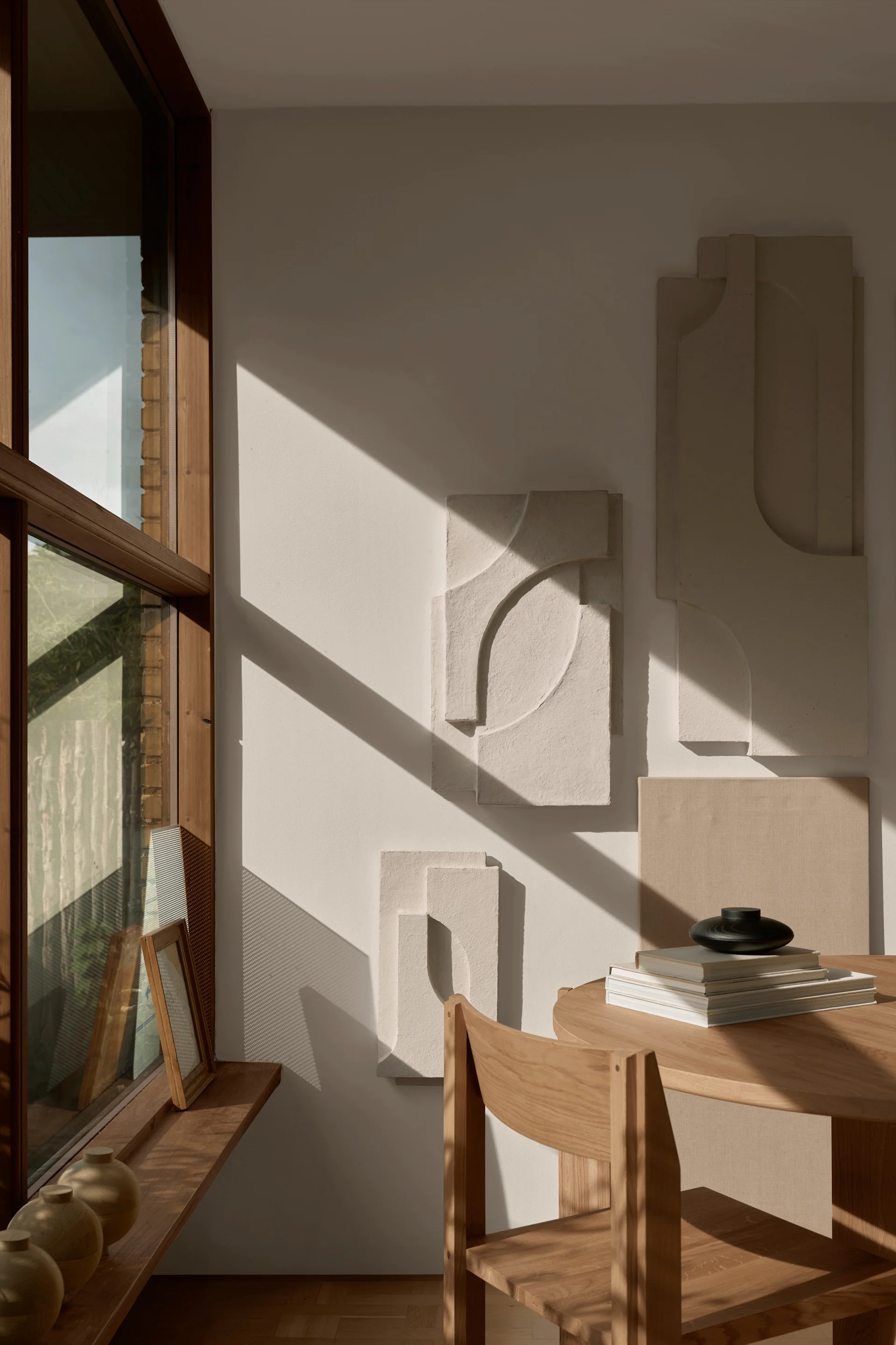 Dekorera vägg med Serif Relief sculptural väggdekoration från Kristina Dam Studio.