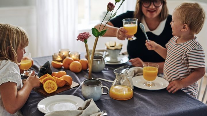 Familjen skålar i apelsinjuice, serverad i Lempi glas från Iittala. Ett perfekt avslut på en lyckad och mysig vardagsmiddag!