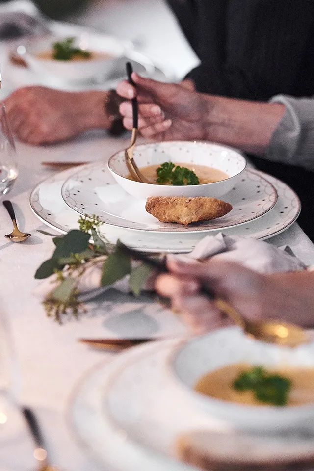 Juldukning i vitt med tallrikar och skål från serien Julemorgen från Wik & Walsøe.