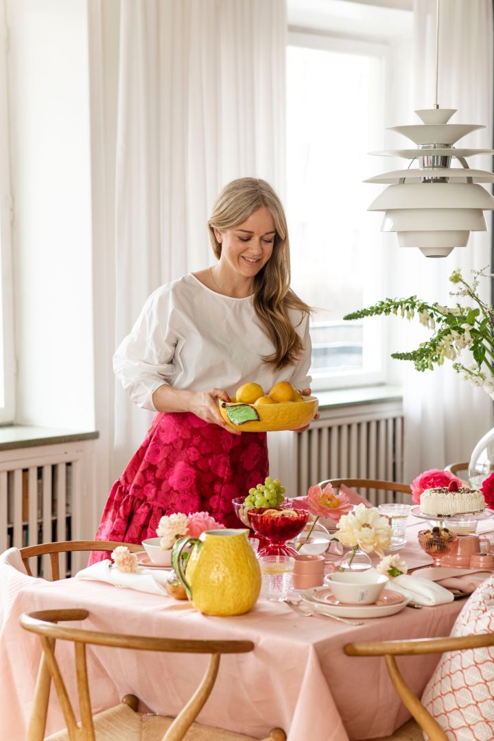 Ebba von Sydow tipsar om framtida klassiker för det dukade bordet med en rosa dukning för en liten fest.