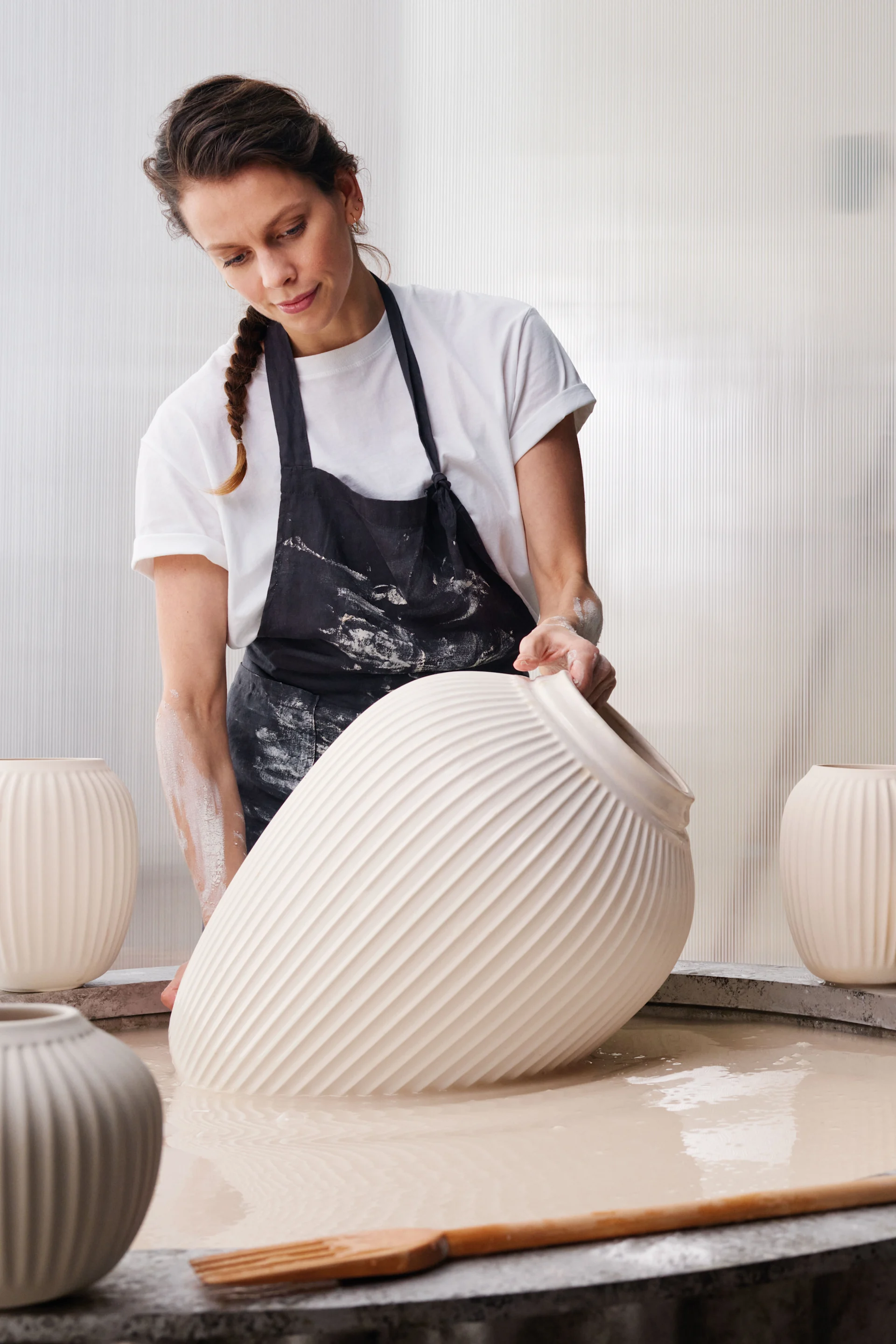 Produktion av Hammershøi vas i verkstaden för Kähler.