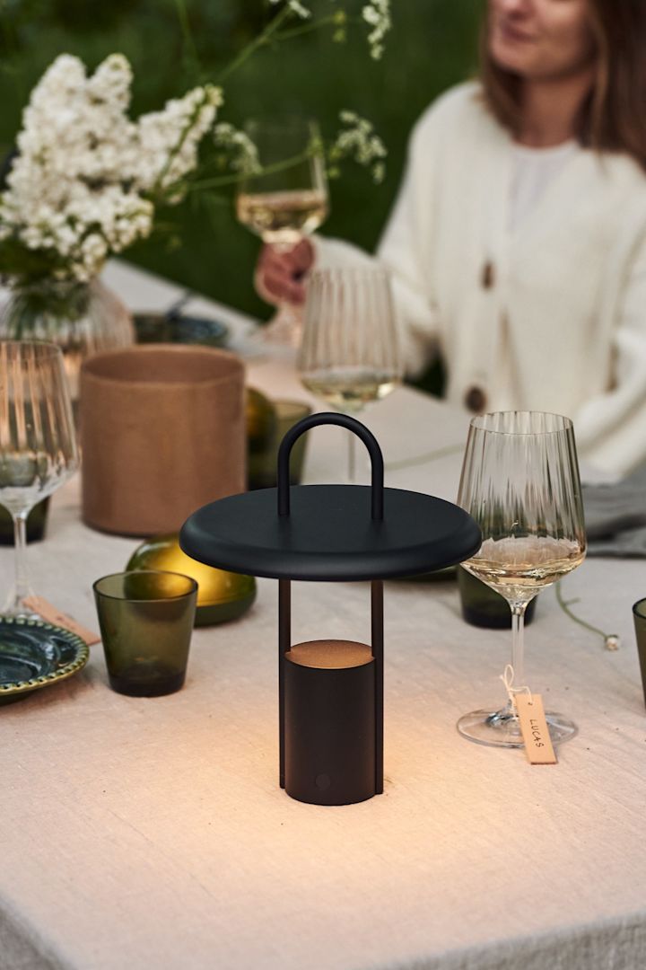 Pier LED portabla och uppladdningsbara lampa från Stelton är perfekt att ha på det dukade bordet när mörkret faller. 