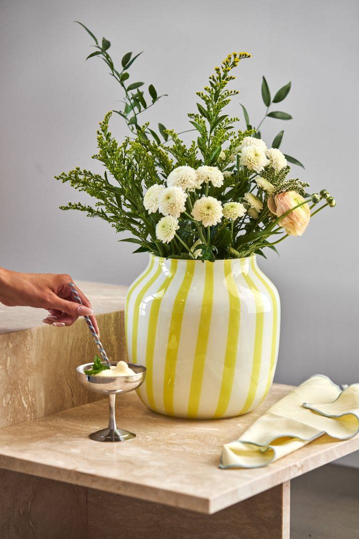 Vårens inredningstrender 2023 bjuder på färg, statement vaser och att skapa feststämning. Vi inreder gärna med en gul randig vas och dessertskål från HAY.