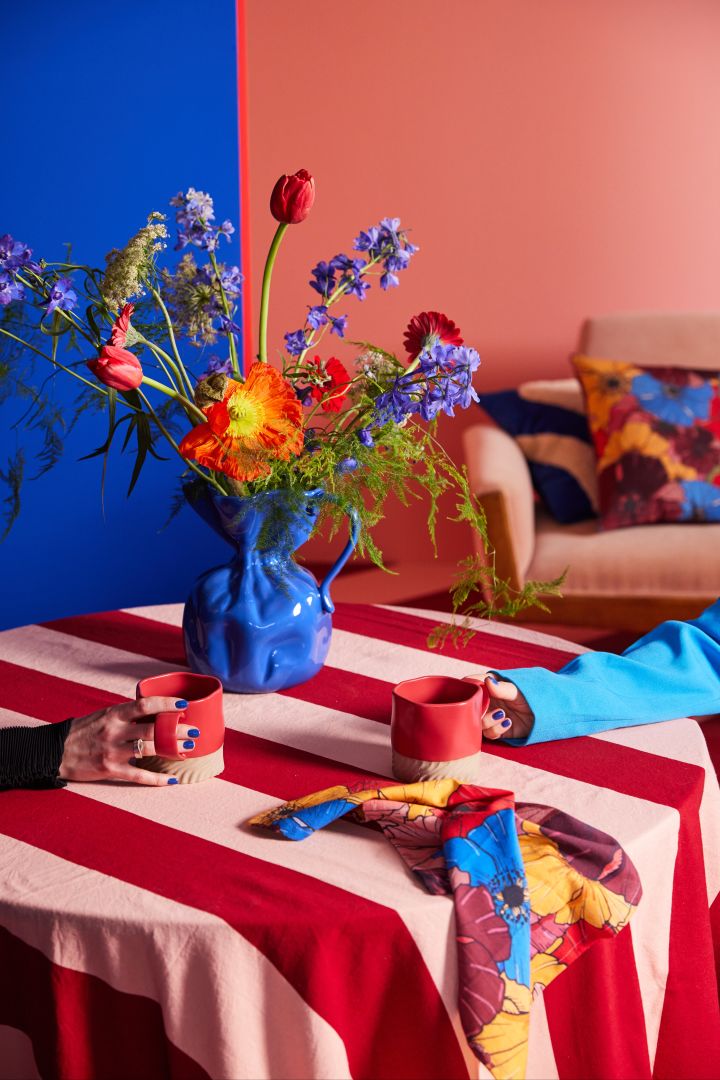 Vårens inredningstrender 2024 bjuder på färg, statement detaljer och att ett personligt hem. Vi inreder gärna med den blåa vase Crumple från ByOn.