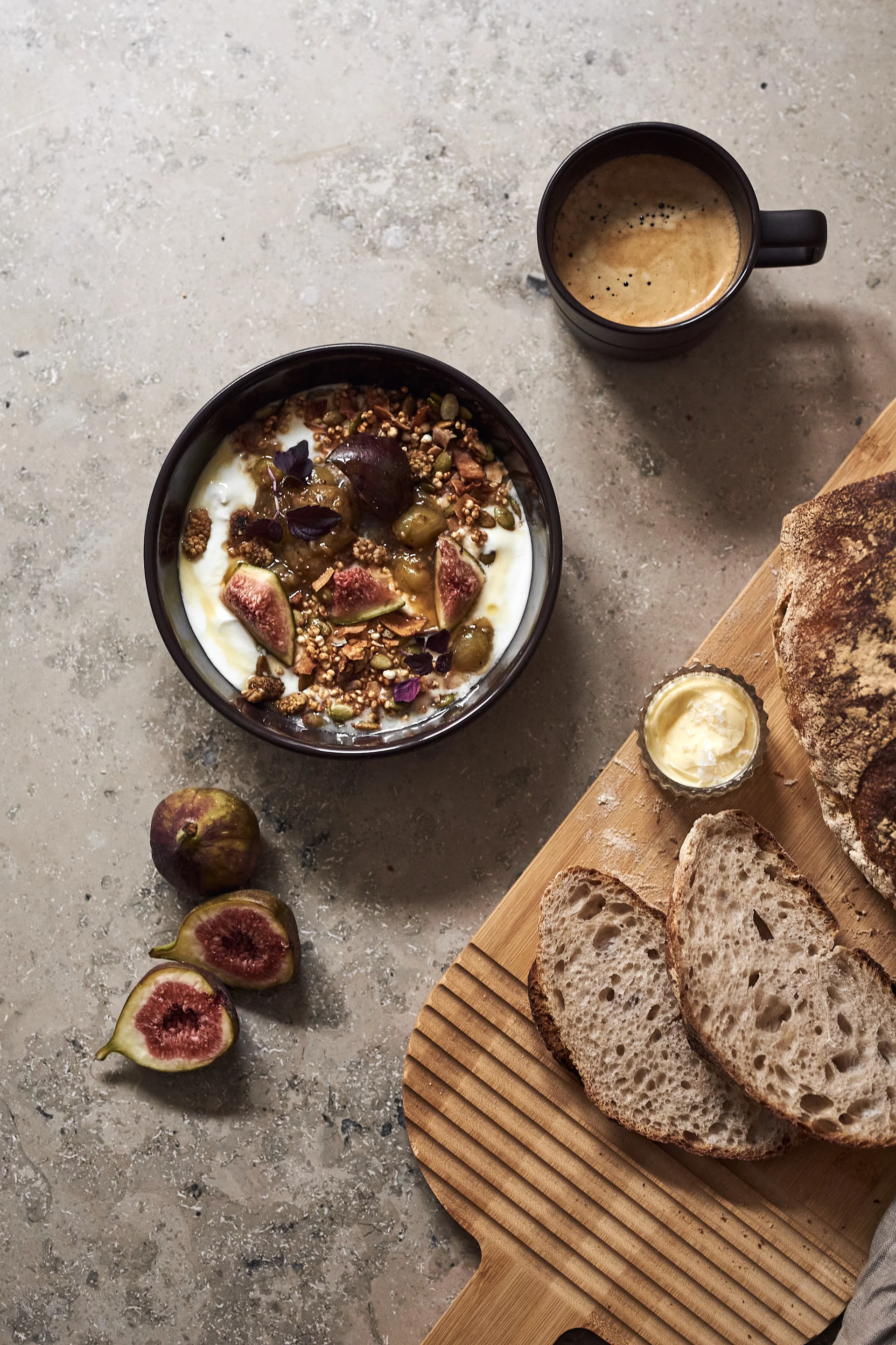 Lines porslin i mörkbrunt från NJRD som är designat av duon Carl Philip Bernadotte och Oscar Kylberg.