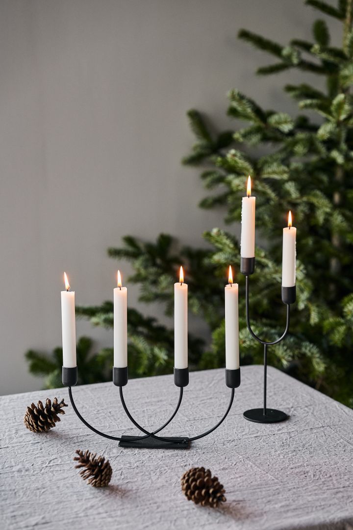 Inspireras av snygga adventsljusstakar inför julen - här ser du stilrena och moderna Joy adventsljusstake i svart från Scandi Living.