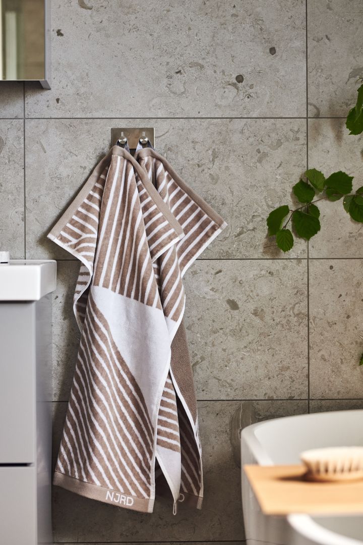 Skapa spakänsla i badrummet med NJRD Stripes handduk i beige - som är en av höstens inredningstrender 2021.