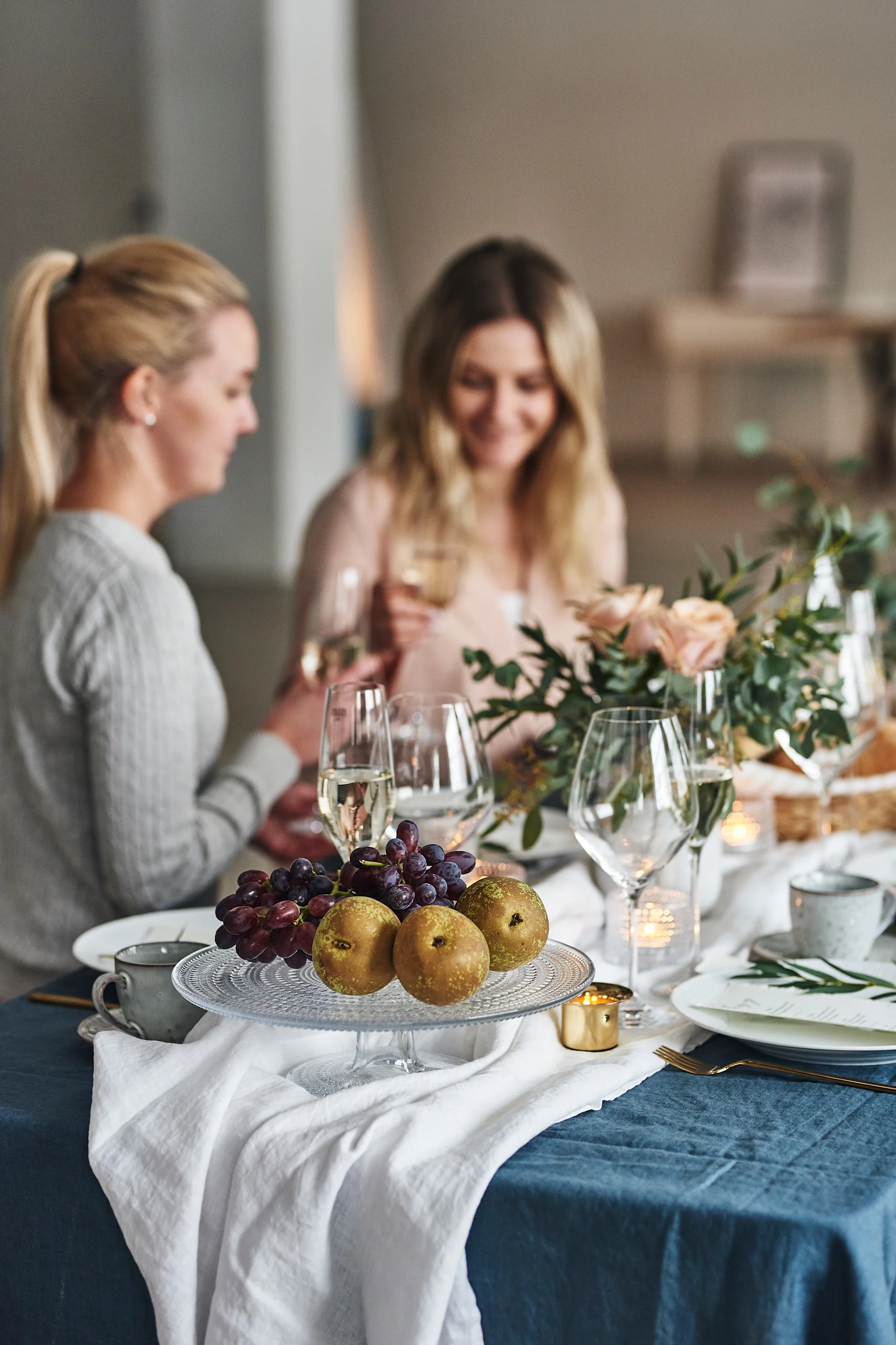 Gästerna skålar medan frukt serveras på Kastehelmi kakfat och bröd finns att knapra på innan bröllopsmiddagen börjar.
