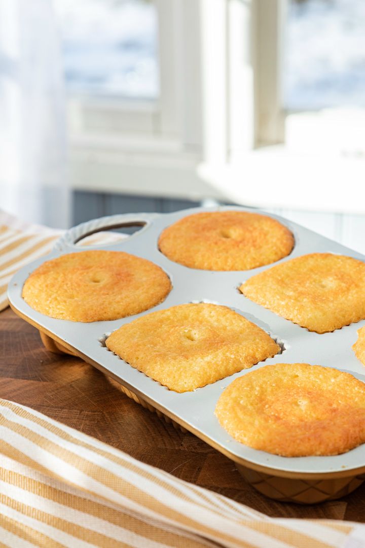 Baka söta mini-sockerkakor i en Geo bundtlette bakform från Nordic Ware med hjälp av Baka med Fridas enkla påskrecept. Här är de helt klara från ugnen.